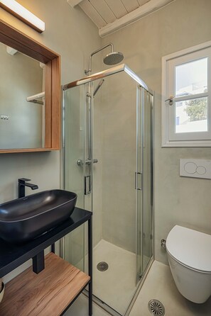 Douche, sèche-cheveux, serviettes fournies