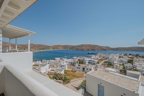 Property grounds - Holiday Home 'Bella Vista' with Sea View, Wi-Fi and Air Conditioning (Serifos)