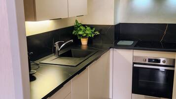 KĂŒhlschrank, Mikrowelle, Ofen, Herdplatte