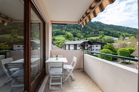 Outdoor dining. Apartment 'Résidence Du Parc' with Balcony
