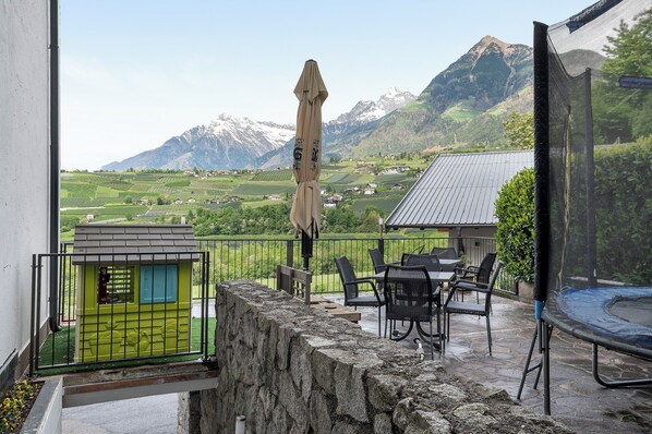 Outdoor dining - Apartment 'Superior 3' with Mountain View, Shared Terrace and Wi-Fi (Scena)