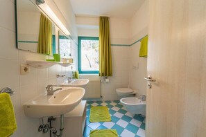 Suihku, hiustenkuivaaja, pyyhkeet