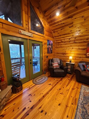 Smart-TV, Kamin, DVD-Player, Bücher