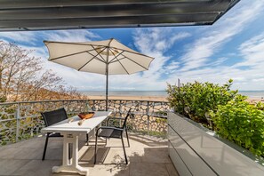 Outdoor dining - Apartment 'Résidence Le Rêve' with Shared Pool, Wi-Fi and Air Conditioning (La Tranche-sur-Mer)