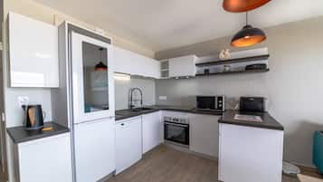 Een koelkast, een microgolfoven, een oven, een kookplaat