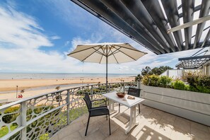 Outdoor dining - Apartment 'Résidence Le Rêve' with Shared Pool, Wi-Fi and Air Conditioning (La Tranche-sur-Mer)