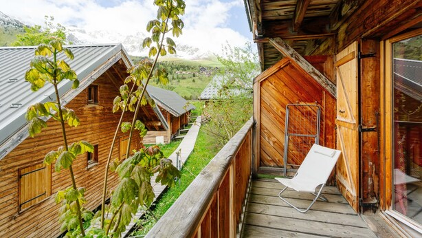 Wooden cabins with a view of a mountainous landscape. - Apartment 'Village Gaulois-appt 48r' with Mountain View and Balcony (Saint-François-Longchamp)