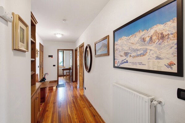 Interior - Apartment 'San Lorenzo 1 A Vinigo' with Mountain View and Wi-Fi (Vinigo)