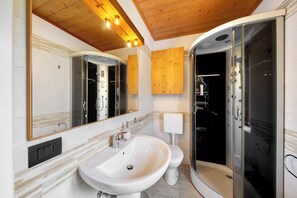 Dusche, Haartrockner, Handtücher