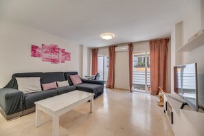 TV - Apartment 'Vivienda Casco Antiguo De Marbella' with Balcony, Wi-Fi and Air Conditioning (Marbella)