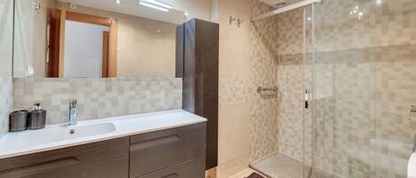 Shower, hair dryer, towels