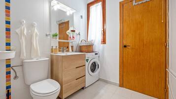 Een douche, een haardroger, handdoeken