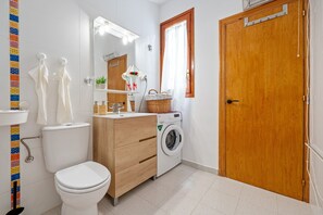 Een douche, een haardroger, handdoeken