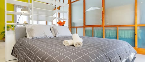 1 slaapkamer, een strijkplank/strijkijzer, gratis wifi, beddengoed