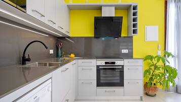 Een koelkast, een magnetron, een oven, een kookplaat