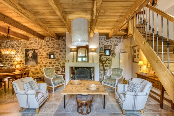 TV, fireplace