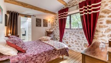 2 soverom, skrivebord, strykejern/-brett og wi-fi (inkludert)