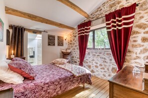 2 habitaciones, escritorio, tabla de planchar con plancha y wifi gratis 