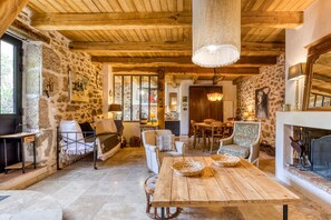 TV, fireplace - 'La Remise du Bousquet de la Balme': a getaway in the heart of nature in La Tour-sur-Orb (La tour sur orb)