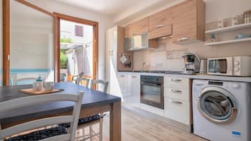 Frigorifero, microonde, forno, piano cottura