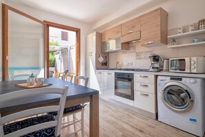 Een koelkast, een microgolfoven, een oven, een kookplaat