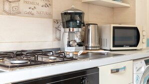 Kaffetrakter/tekoker, kjøleskap, mikrobølgeovn og ovn