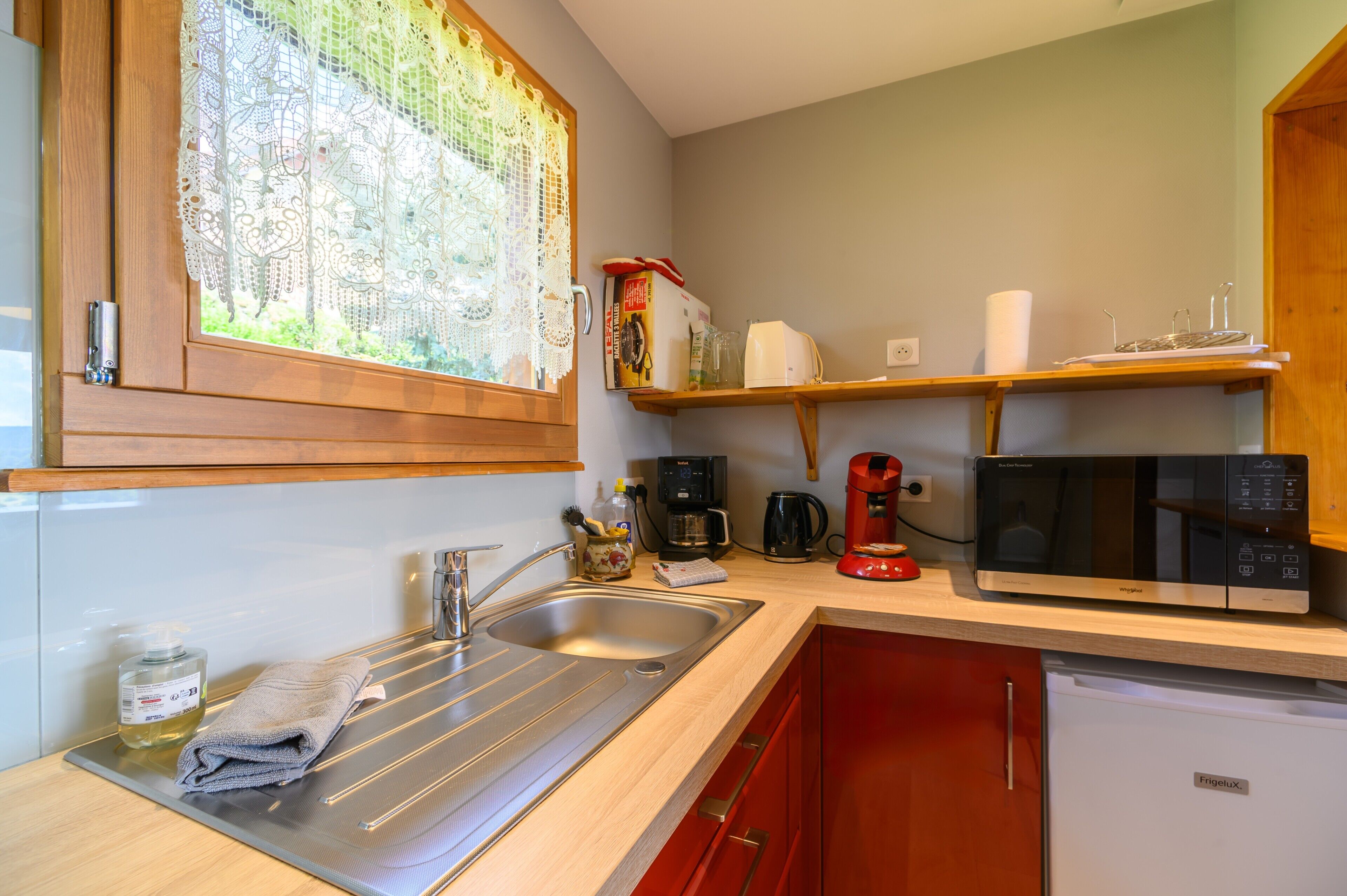 Refrigerador, microondas, horno y parrilla de estufa 