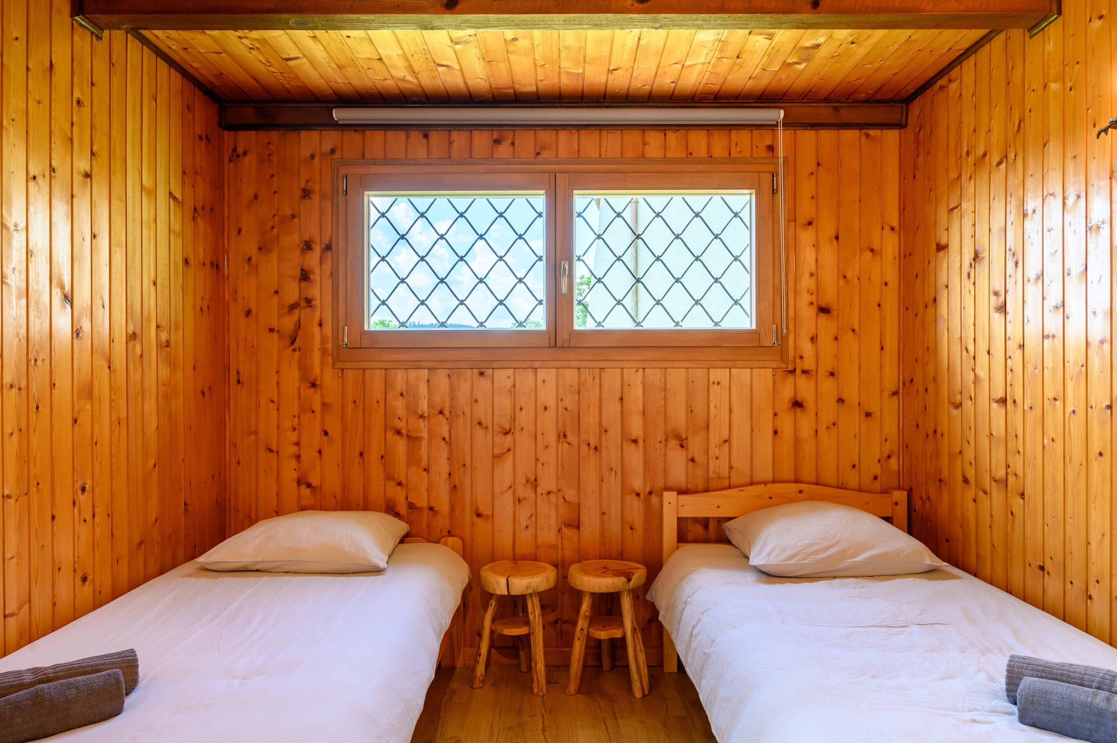 2 habitaciones, tabla de planchar con plancha y ropa de cama 