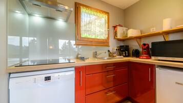 Refrigerador, microondas, horno y parrilla de estufa