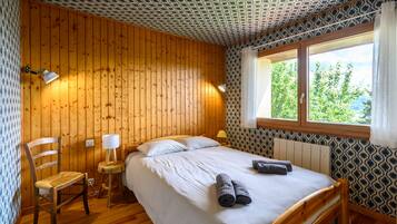 2 makuuhuonetta, silitysrauta/-lauta, vuodevaatteet