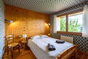 2 makuuhuonetta, silitysrauta/-lauta, vuodevaatteet