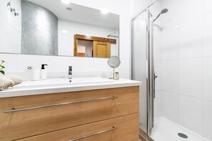 Shower, hair dryer, towels