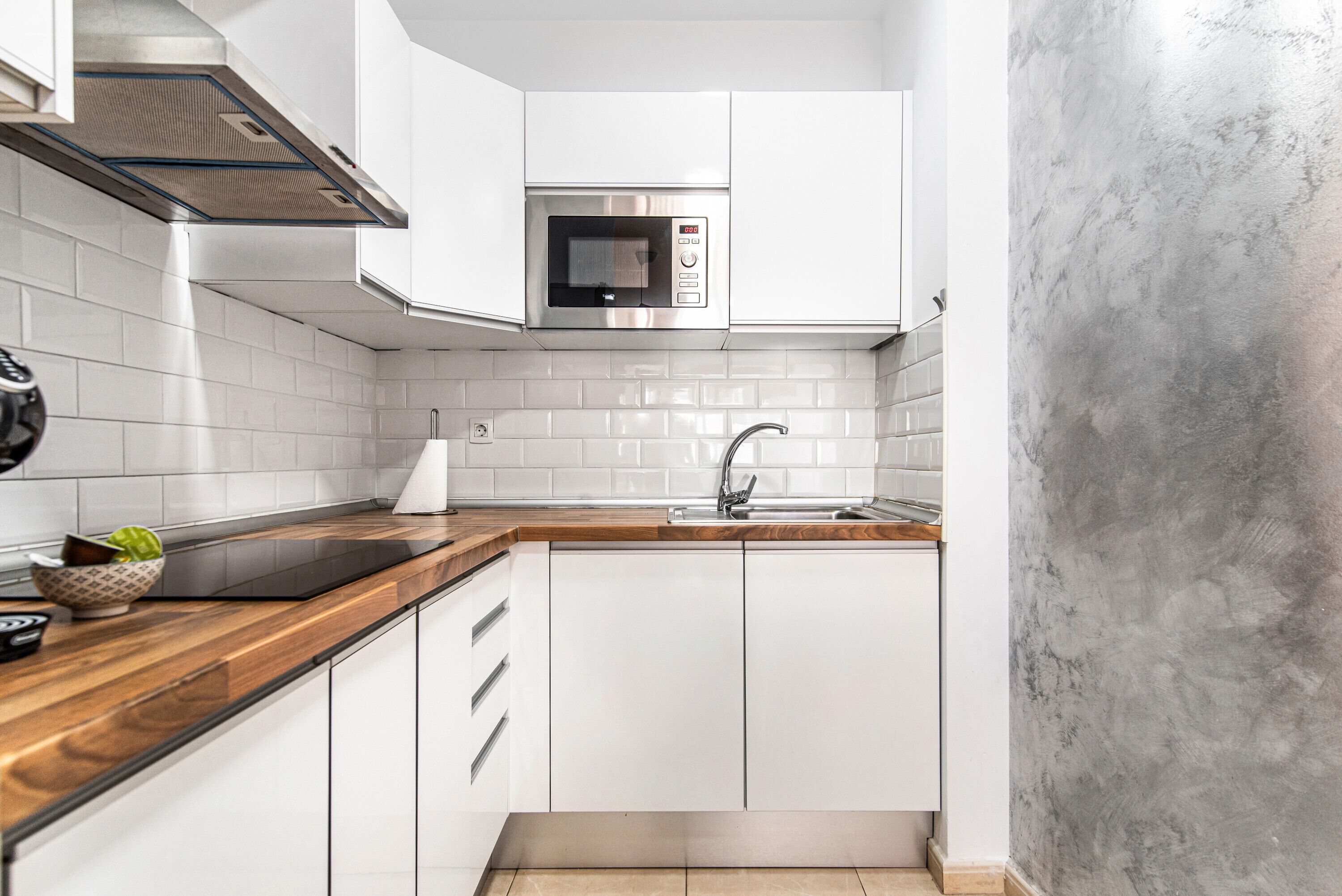 Jääkaappi, mikroaaltouuni, uuni, liesi