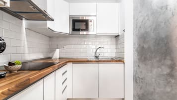 Frigorífico, microondas, horno y placa de cocina