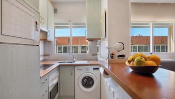 Een koelkast, een magnetron, een oven, een kookplaat