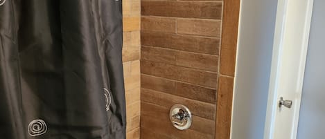 タオル、石鹸、トイレットペーパー