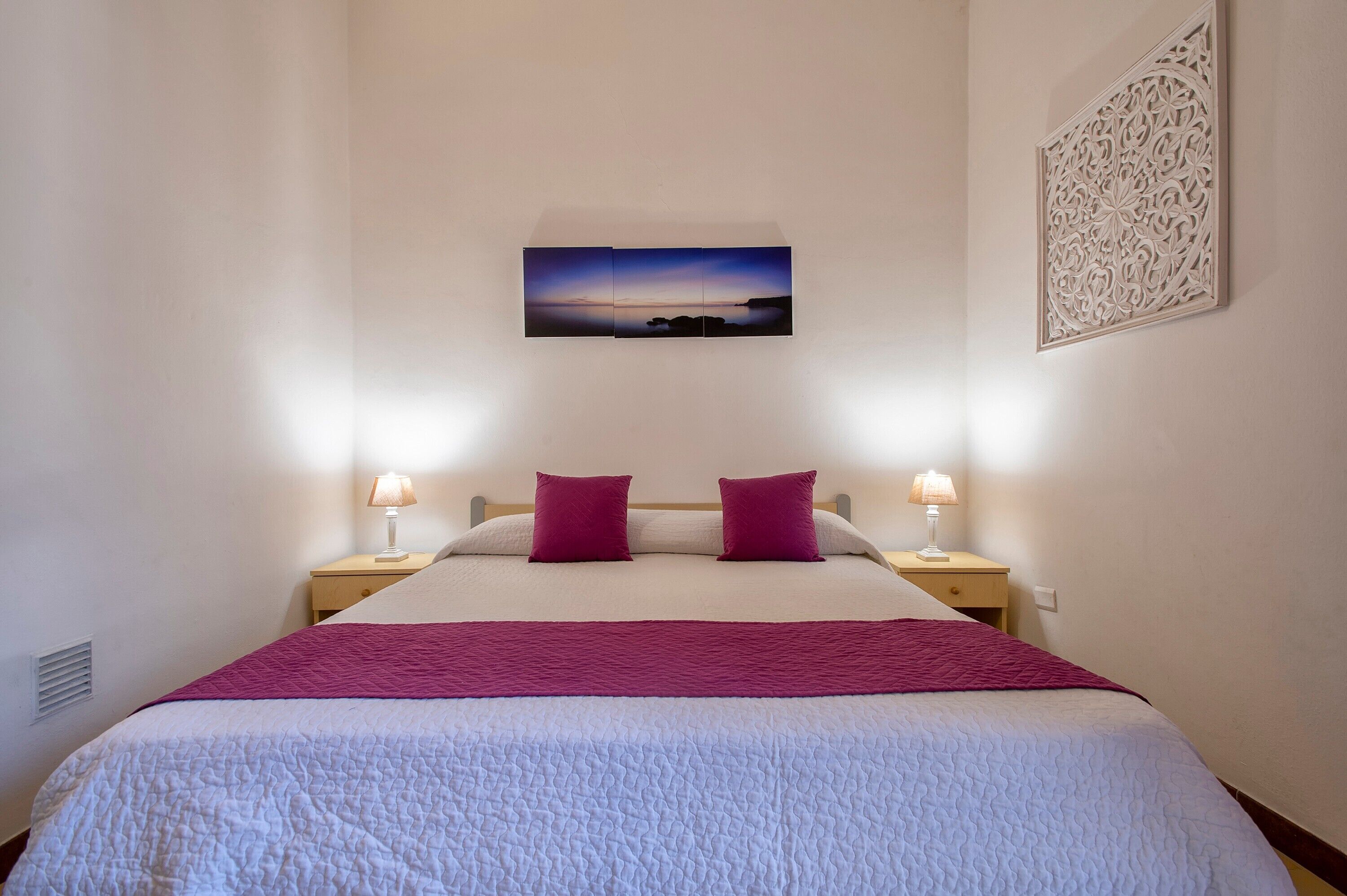 2 habitaciones, tabla de planchar con plancha y ropa de cama 