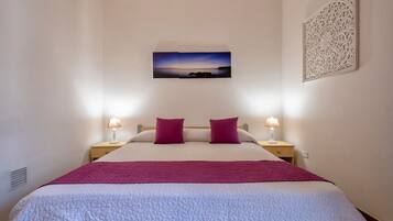 2 habitaciones, tabla de planchar con plancha y ropa de cama