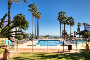A heated pool - Apartment 'La Perla De La Bahia' with Sea View and Air Conditioning (Casares Costa)