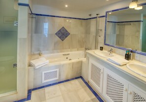 Shower, hair dryer, towels - Apartment 'La Perla De La Bahia' with Sea View and Air Conditioning (Casares Costa)
