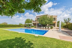 A modern two-story house with a swimming pool, outdoor seating, and a well-maintained garden. - Villa 'Viduleto' with Mountain View, Private Pool and Wi-Fi (Felanitx)