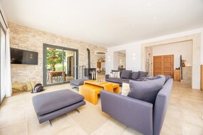 Télévision, cheminée