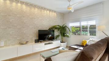 Fernseher, DVD-Player, Tischtennisplatte, Stereoanlage