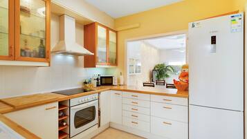 Refrigerador, microondas, horno, placa de cocina