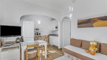 Een televisie en een tafeltennistafel