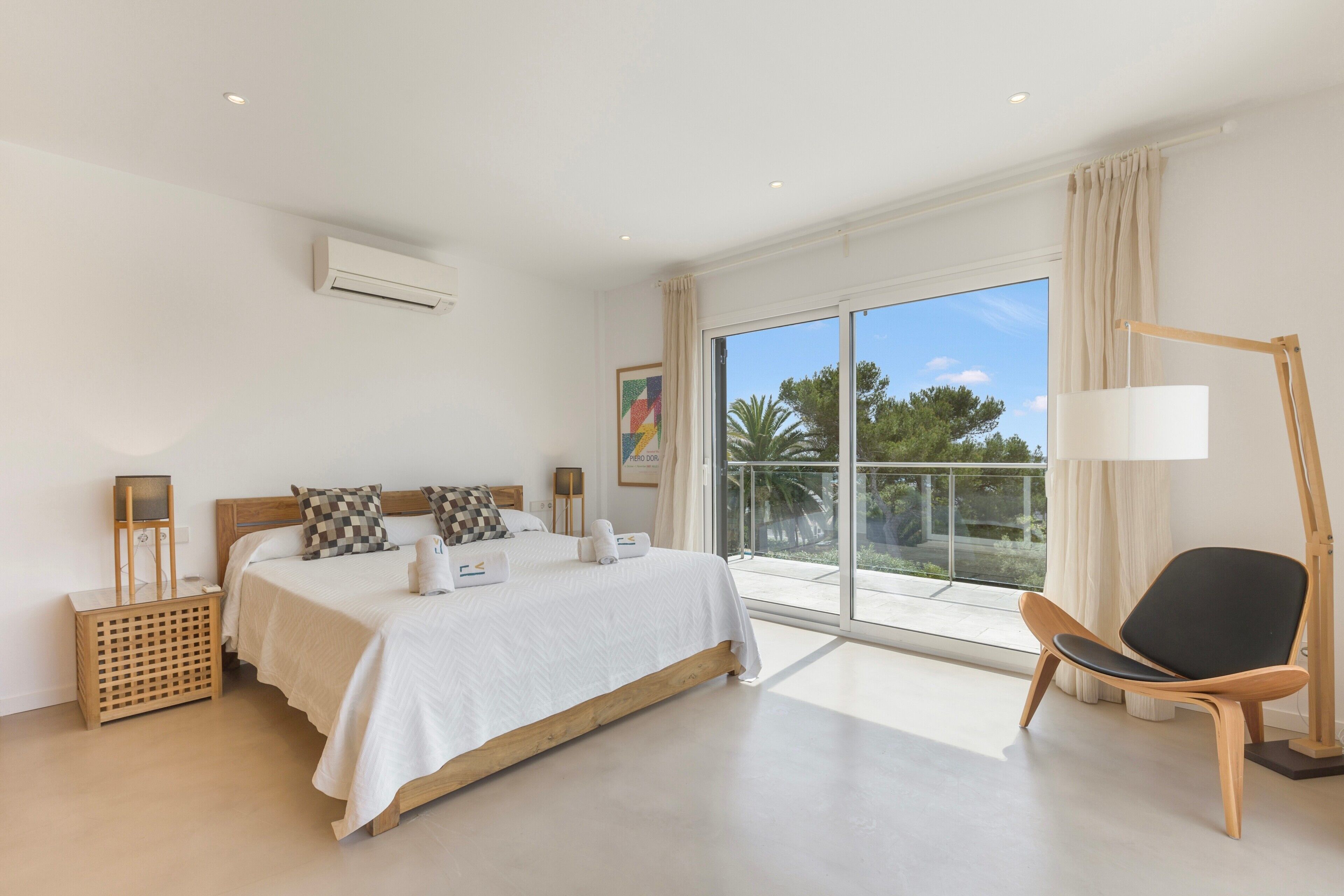 5 bedrooms, iron/ironing board, free WiFi, bed sheets