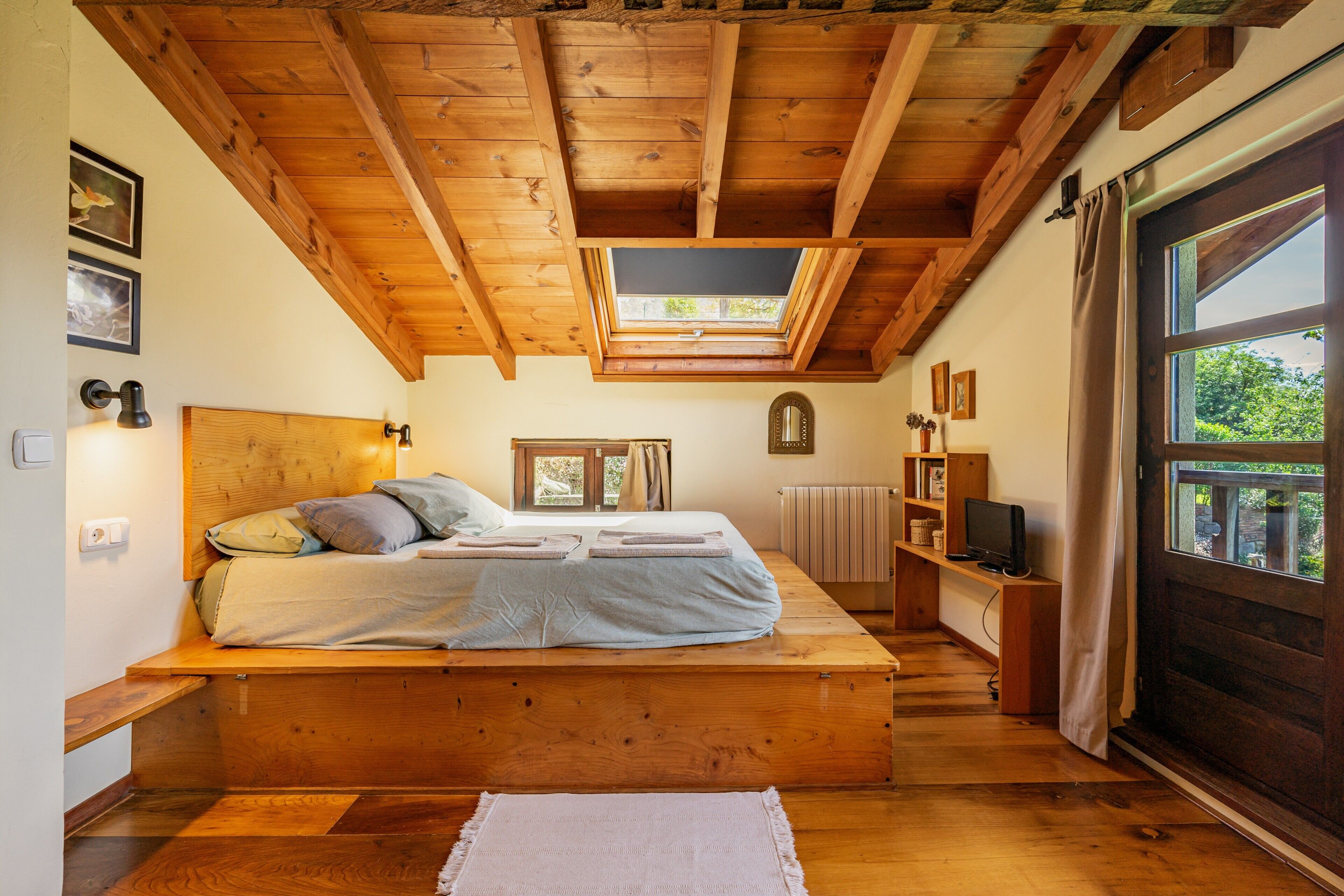 1 habitación, tabla de planchar con plancha y ropa de cama 
