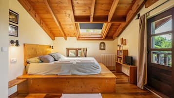 1 habitación, tabla de planchar con plancha y ropa de cama