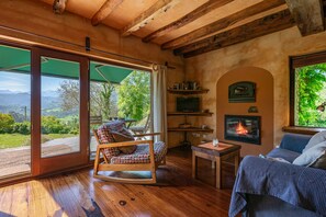 TV, fireplace, DVD player - Holiday Home 'La Llosa Del Valle' with Mountain View, Private Terrace and Private Garden (Llanes)