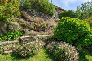 Property grounds - Holiday Home 'La Llosa Del Valle' with Mountain View, Private Terrace and Private Garden (Llanes)